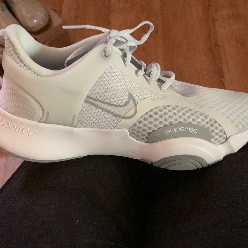 Nike mens white/ grey cross trainer size 8.5 brand new with box! Size 9.5/10 W